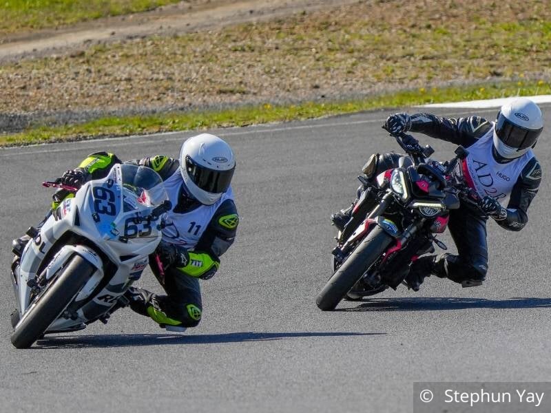 Deux pilotes de moto dans un virage sur un circuit